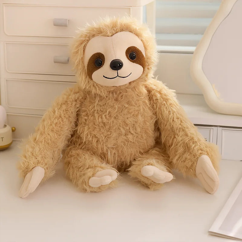 Peluche paresseux beige heureux sur un meuble
