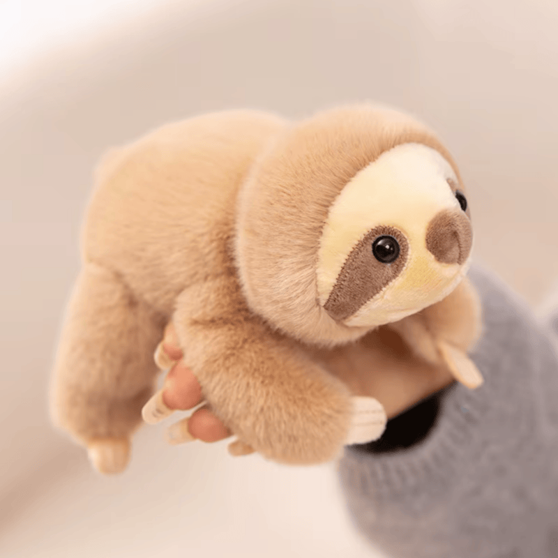 Peluche paresseux kawaii dans une main d'une fille