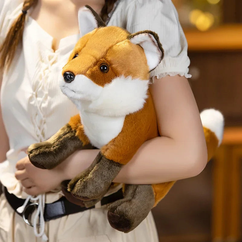 Peluche renard domestique porter par une fille 