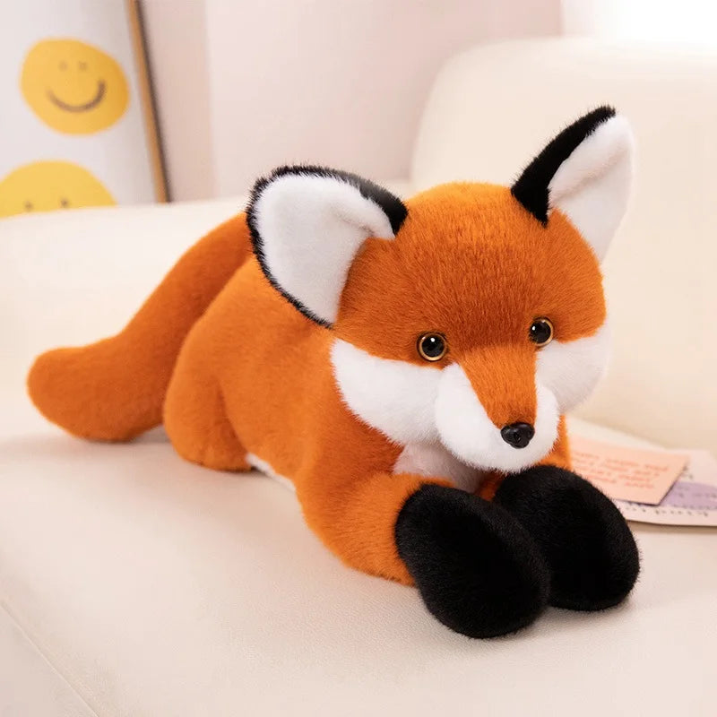Peluche renard réaliste coucher sur un canape