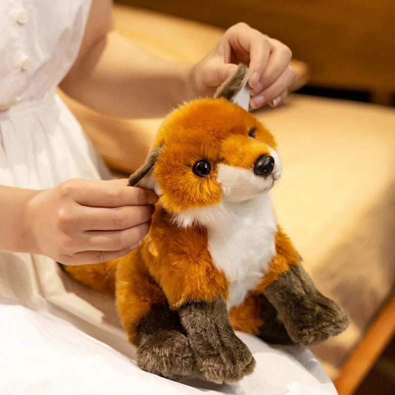 Peluche renard sauvage se fessant tirer les oreilles par une fille