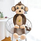 Peluche singe marron cartoon sur une chaise