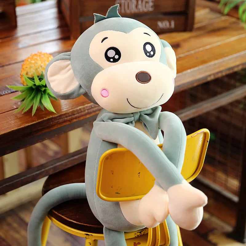 Peluche singe gris cartoon sur une chaise en sens inverse