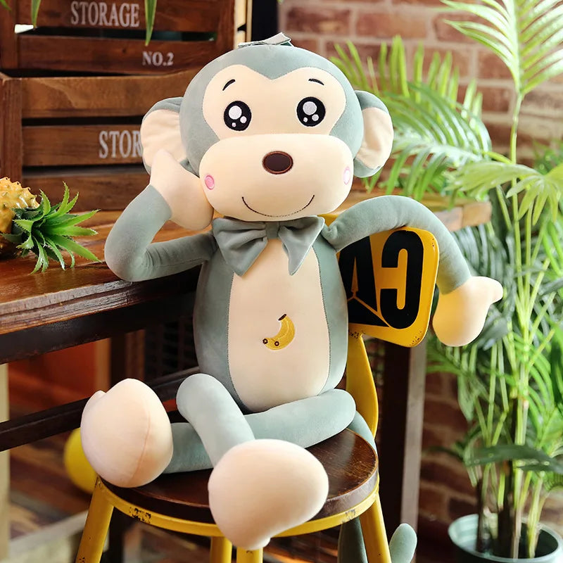 Peluche singe gris cartoon sur une chaise tenant la pose