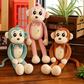 Trois peluches singes  cartoon assis sur le parquet