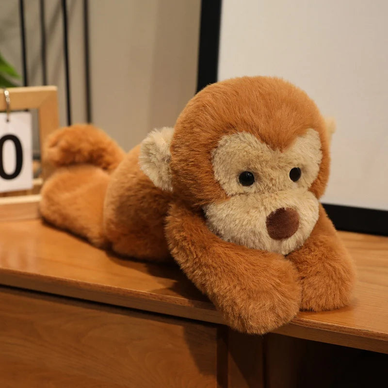 Peluche singe marron douce sur un meuble