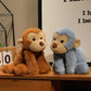 Deux peluches singes douces sur un meuble se regardant