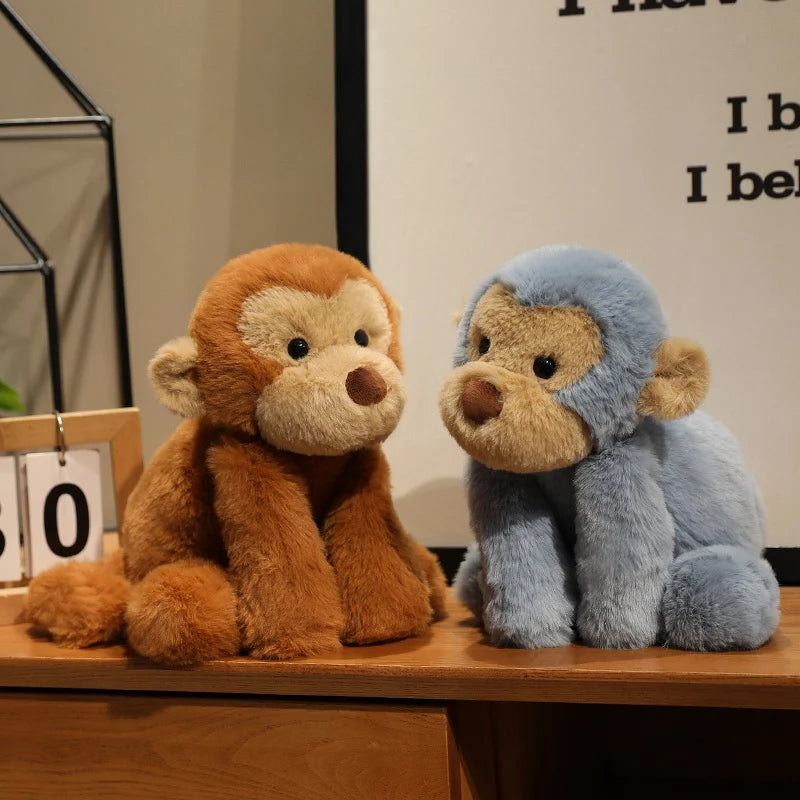 Deux peluches singes douces sur un meuble se regardant