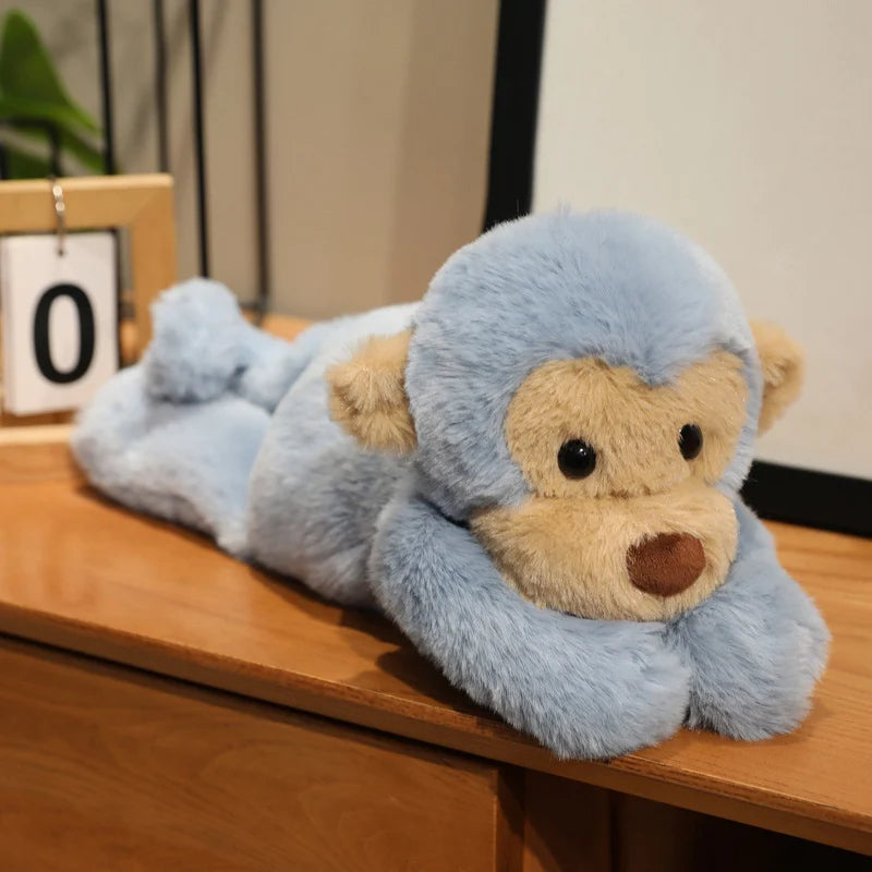 Peluche singe bleu douce sur un meuble