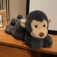 Peluche singe noir douce sur un meuble