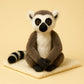 Peluche lémurien mâle sur couverture