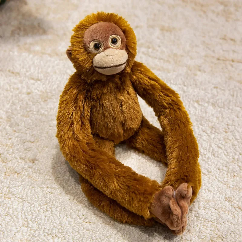 Peluche orang-outan sur un tapis
