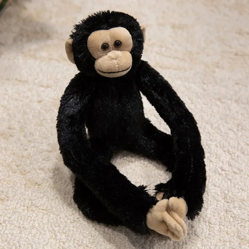 Peluche chimpanzé sur un tapis