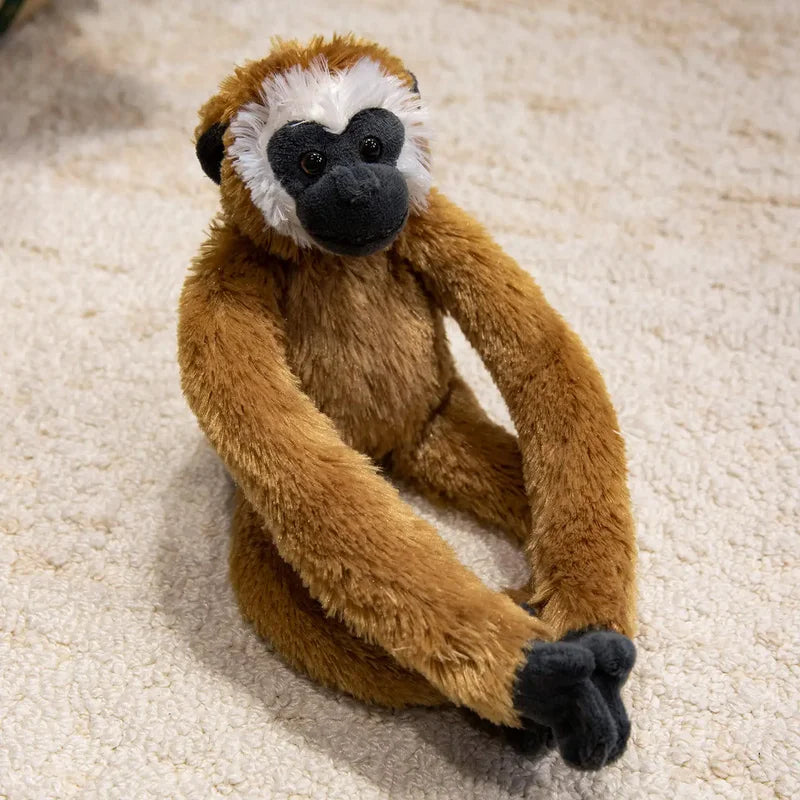 Peluche gibbon sur un tapis