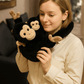 Peluche Chimpanzé mère et fils attacher au cou d'une fille