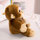 Peluche singe mignonne de profil sur le sol
