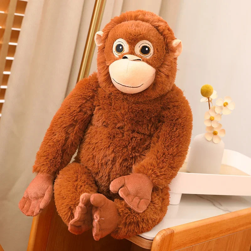 Peluche singe orang-outan sur un chevet avec du marbre