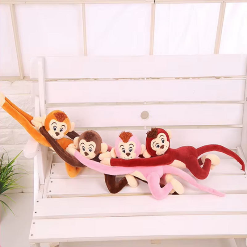 Quatre peluches singes suspendus couchés sur un banc ensemble