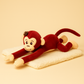 Peluche singe rouge sur couverture