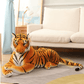 Peluche tigre orange allongé sur un tapis