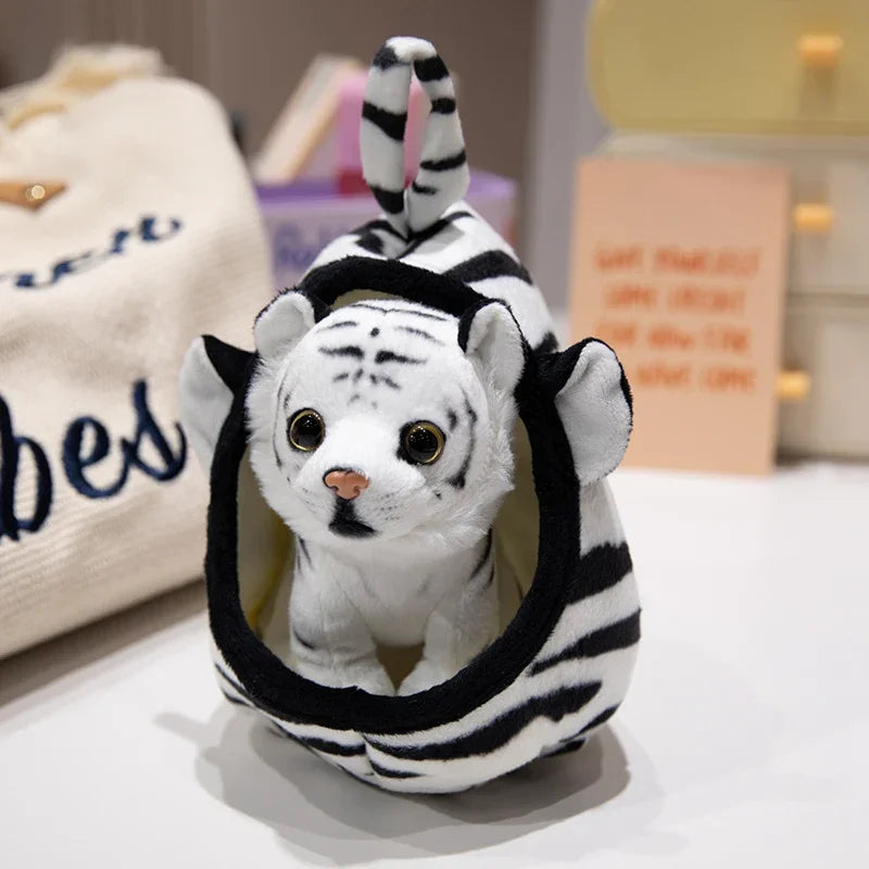 Peluche tigre blanc dans sa maison