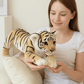 Peluche tigre beige tenue par une fille