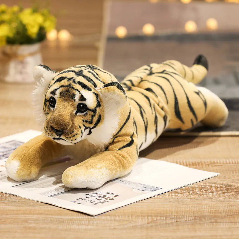 Peluche tigre beige sur une table
