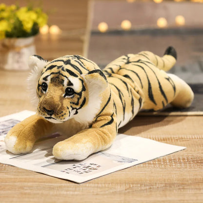 Peluche tigre beige sur une table