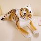 Peluche tigre blanc douce sur un tapis