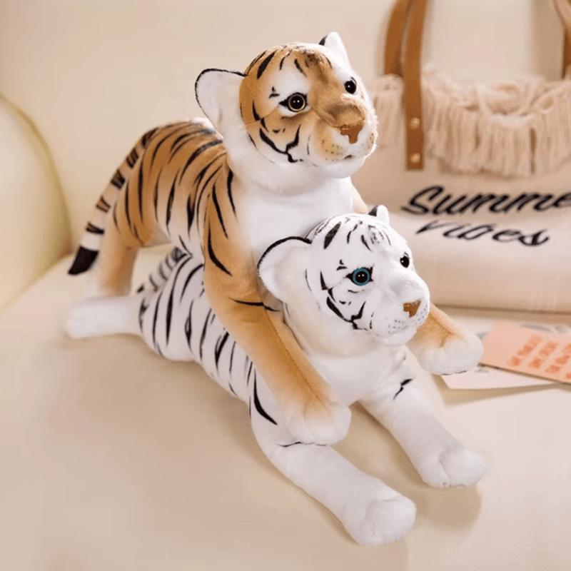 Deux peluches tigres douces sur un canapé étant l'un sur l'autre