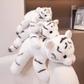 Trois peluches tigres blancs mignons sur une couverture