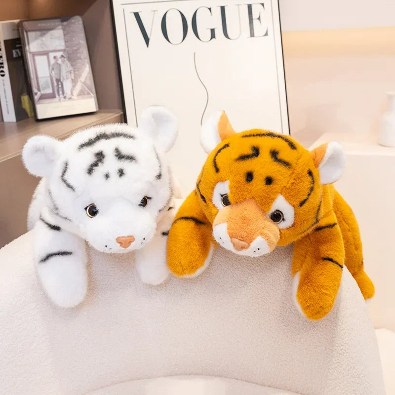 Deux peluches tigres sur le rebord d'un fauteuil