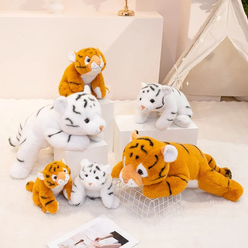 Six peluches tigres mignons sur différents objets