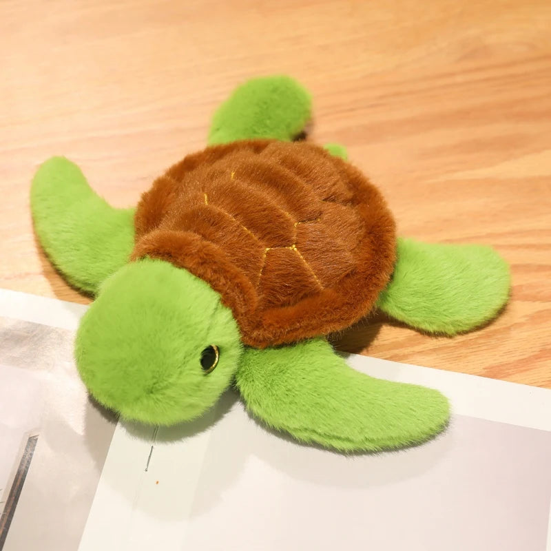 Peluche tortue douce sur un bureau