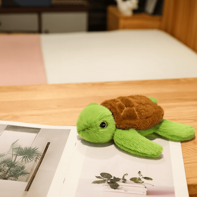 Peluche tortue douce sur un bureau 