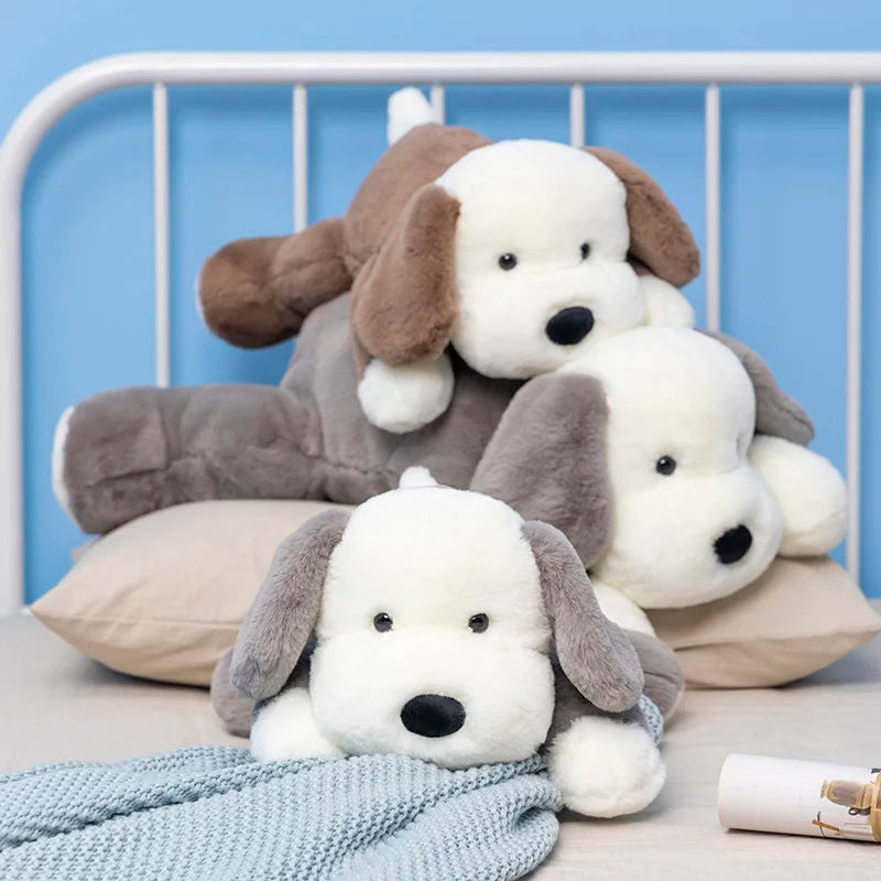 Trois Peluches chien mignon sur lit