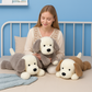 Trois peluches chiens mignons sur un lit tenu par une fille