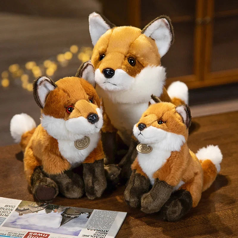 Trois peluches renards domestique sur table