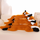 Trois peluches renards realistes sur unu canape