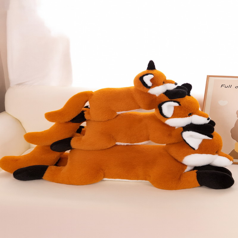 Trois peluches renards realistes sur unu canape