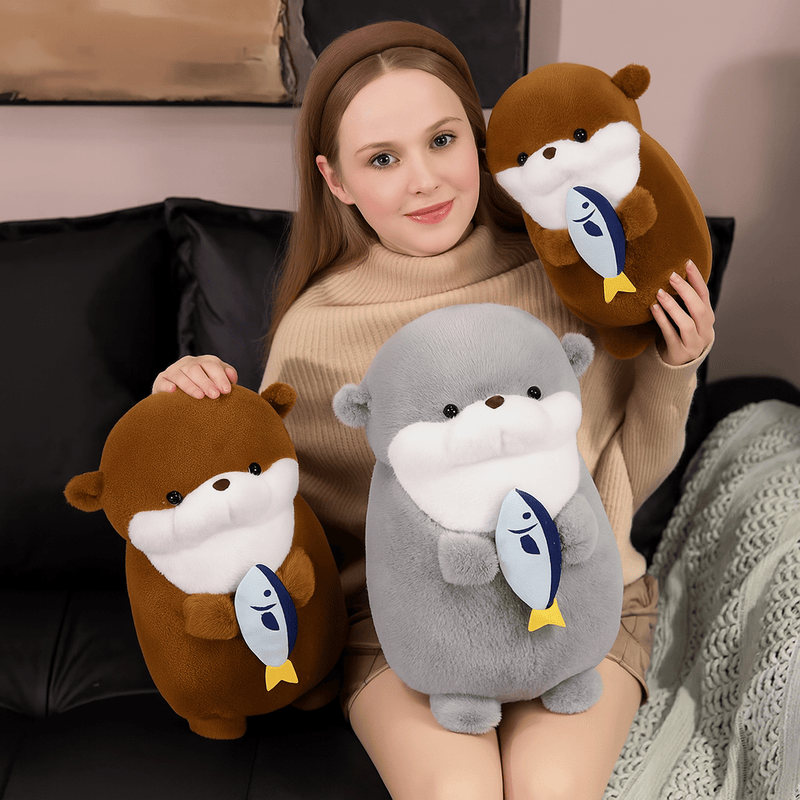Peluche loutre avec son poisson
