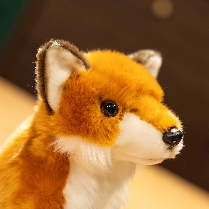 Zoom sur la tete de la peluche renard sauvage 