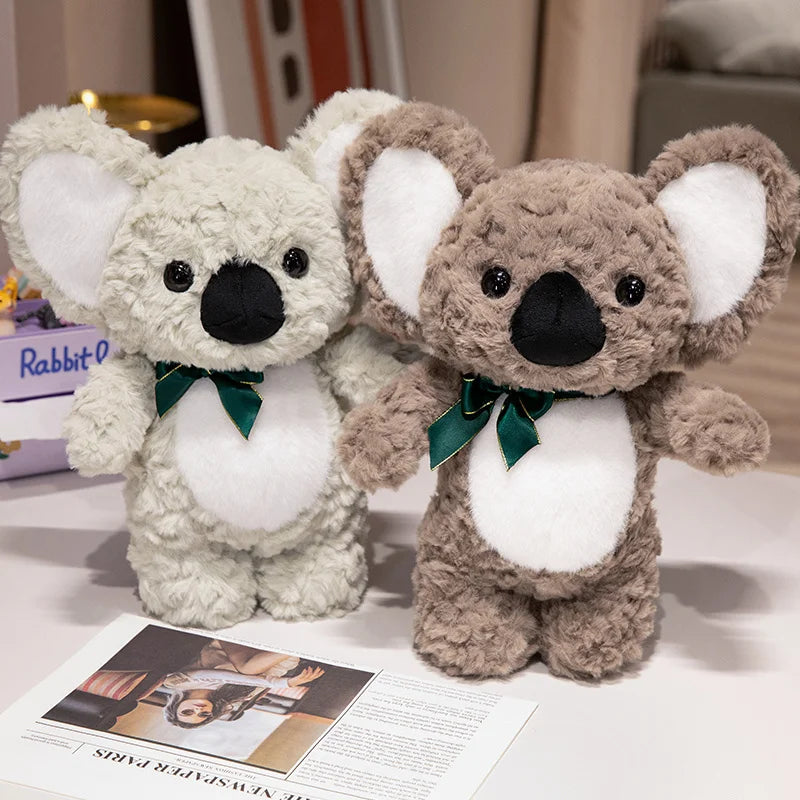 Deux peluches koalas debout sur une table